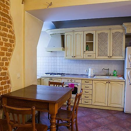 Historic Apartment Near Rynor Square Lviv Buitenkant foto