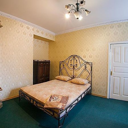 Historic Apartment Near Rynor Square Lviv Buitenkant foto