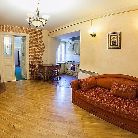 Historic Apartment Near Rynor Square Lviv Buitenkant foto