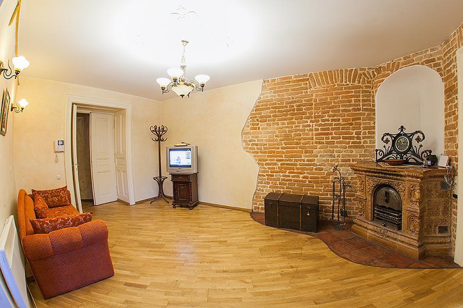 Historic Apartment Near Rynor Square Lviv Buitenkant foto