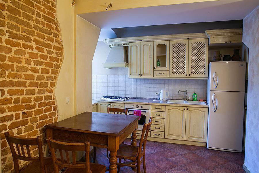 Historic Apartment Near Rynor Square Lviv Buitenkant foto