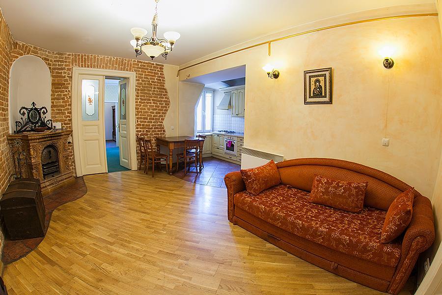 Historic Apartment Near Rynor Square Lviv Buitenkant foto