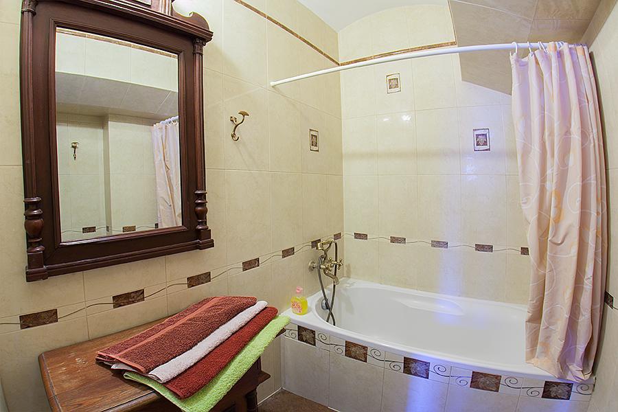 Historic Apartment Near Rynor Square Lviv Buitenkant foto